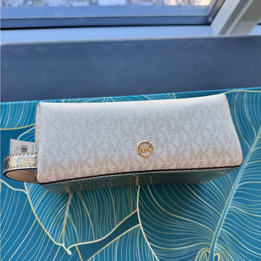 Michael Kors Jet Set Travel Medium Cosmetic case in Pale Gold